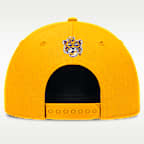 Gorra universitaria Nike Dri-FIT con estructura A-Frame ajustable para hombre LSU Legacy Letter Rise