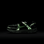 Tenis con detalles reflejantes para niños grandes Nike Vomero 5