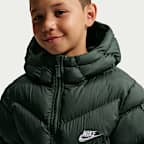 Chamarra acolchada Therma-FIT de ajuste holgado de largo medio para niños talla grande Nike Sportswear All Day Play