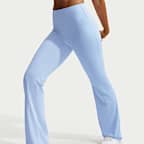 Leggings acampanados de tiro alto sin costura delantera para mujer Nike Zenvy