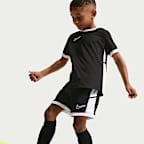 Conjunto de 2 piezas con shorts Dri-Fit Academy para niños talla pequeña Nike