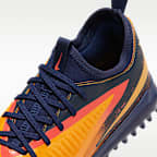 Tacos de futbol para pasto sintético (turf) para niños grandes Nike Jr. Phantom 6 Low Academy "Erling Haaland"