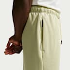 Pants de básquetbol Therma-FIT cepillados con dobladillo abierto para hombre Nike Standard Issue