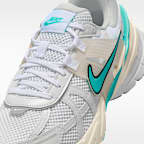 Tenis con detalles reflejantes para mujer Nike V2K Run