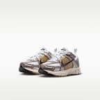 Tenis con detalles reflejantes para niños talla pequeña Nike Vomero 5