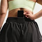 Shorts de correr Dri-FIT de tiro medio con forro de ropa interior para mujer (talla grande) Nike Tempo Flow Swoosh