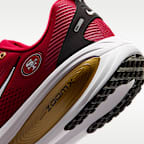 Tenis de correr en pavimento de la NFL para hombre Nike Vomero 18 (San Francisco 49ers)