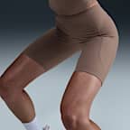 Shorts de ciclismo de tiro alto de 20 cm con bolsillos para mujer Nike One