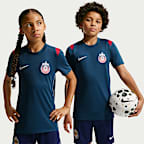 Playera de futbol de manga corta Nike de tejido Knit Dri-FIT para niños talla grande C.D. Guadalajara Academy Pro