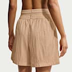 Nike Sportswear laza szabású, magas derekú, könnyű, hasadásgátló női rövidnadrág