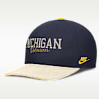Gorra universitaria Nike Dri-FIT ajustable para hombre Michigan Legacy Script