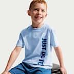 Conjunto de playera con gráfico "Just Do It" y shorts de malla para niños talla pequeña Nike Sportswear
