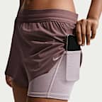 Nike Swift Dri-FIT 2-i-1 løpeshorts med mellomhøyt liv til dame