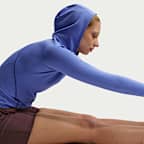 Nike Universa aansluitende Dri-FIT damestop met capuchon en lange mouwen