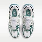 รองเท้าผู้หญิง Nike V2K Run พร้อมส่วนเน้นสะท้อนแสง