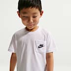 Nike Sportswear Set aus T-Shirt mit Tasche und French Terry-Shorts (jüngere Kinder)