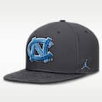 Gorra universitaria marca Jordan Dri-FIT ajustada para hombre North Carolina Pro
