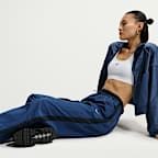 Pants estilo paracaídas de tiro alto holgados para mujer Nike Sportswear