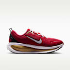 Tenis de correr en pavimento de la NFL para hombre Nike Vomero 18 (San Francisco 49ers)