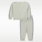 Enterito para bebé Nike Sportswear (12 a 24 meses) P.E. Conjunto de sudadera de cuello redondo y pantalones de French Terry para bebé