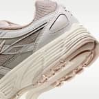 Tenis con detalles reflejantes para mujer Nike P-6000