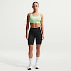 Dámská sportovní podprsenka s vycpávkami Nike Swoosh se střední oporou