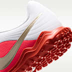 Tacos de fútbol para pasto sintético (turf) de corte low para niños grandes Nike Jr. Tiempo Maestro Club