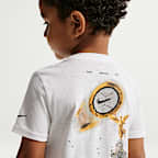 Playera con gráfico Soccer World Tour infantil Nike