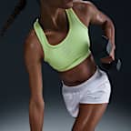 Bra deportivo con almohadilla de media sujeción para mujer Nike Swoosh