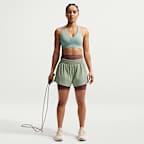 Nike Universa sports-BH med innlegg og middels støtte til dame