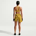 NikeSKIMS Satin Shine Sport-BH mit tiefem Ausschnitt