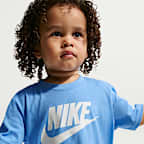 Playera Evergreen para niños talla pequeña Nike Futura