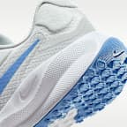 Nike Revolution 7 Tenis de correr en pavimento para mujer
