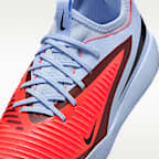 Nike Jr. Phantom 6 Low Academy Fußballschuh für Hallen- und Hartplätze (ältere Kinder)