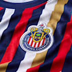 Playera de futbol de manga corta Nike Dri-FIT para antes del partido para niños talla grande C.D. Guadalajara