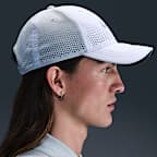 Gorra Swoosh con estructura Nike Dri-FIT ADV Club