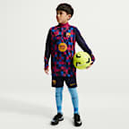 Playera de entrenamiento de futbol de tejido Knit Nike Dri-FIT para antes del partido del FC Barcelona local Strike para niños talla grande