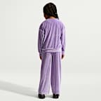 Conjunto de 2 piezas de pants y sudadera de terciopelo Swoosh Sparkle para niños talla pequeña Nike