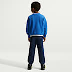 Conjunto de 2 piezas con sudadera de cuello redondo de tejido Fleece Snow Motion para niños talla pequeña Nike Sportswear
