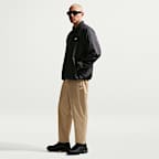 Vävda byxor Nike Club i avsmalnande modell för män