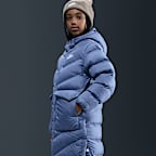 Chamarra acolchada tipo Parka Therma-FIT de ajuste holgado de largo completo para niños talla grande Nike Sportswear All Day Play