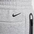 Conjunto de playera y shorts de Tech Fleece para niños talla pequeña Nike