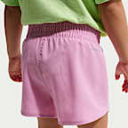 Conjunto de playera tipo jersey con gráfico y shorts de malla infantil Nike E1D1