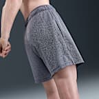 Shorts de fitness sin forro de tiro medio Dri-FIT de 13 cm para mujer Nike Attack