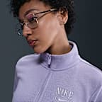 Playera de cuello alto con gráfico y medio cierre para mujer Nike Sportswear Club Fleece
