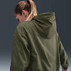 Chamarra con gorro de ajuste holgado para mujer UV Nike Sportswear Classic Wovens