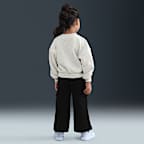 Conjunto de sudadera de cuello redondo sin cierre y pants cargo de French Terry infantil Nike