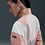 เสื้อแจ็คเก็ตแบบทอซิปสั้นน้ำหนักเบาผู้หญิง Nike Sportswear