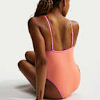 Traje de baño de una sola pieza de cuello cuadrado con textura ondulada para mujer Nike Swim