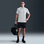 Playera versátil de manga corta Dri-FIT Seersucker para hombre Nike Primary